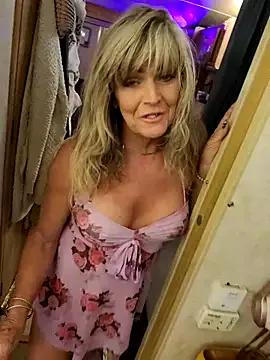 annika_lately on StripChat 