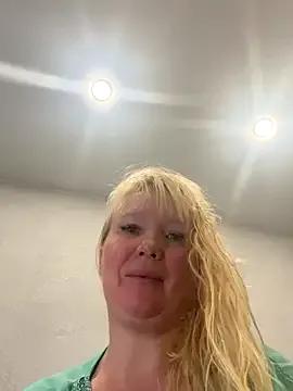 EmmaInLove23 on StripChat 