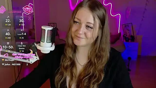 LizzyShine on StripChat 