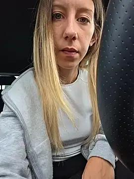 PetiteSecrets — Quitar chaqueta y ensear tetas 