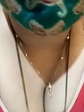 tuttifrutti17 on StripChat 