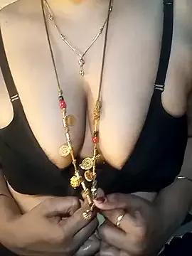 tuttifrutti17 on StripChat 